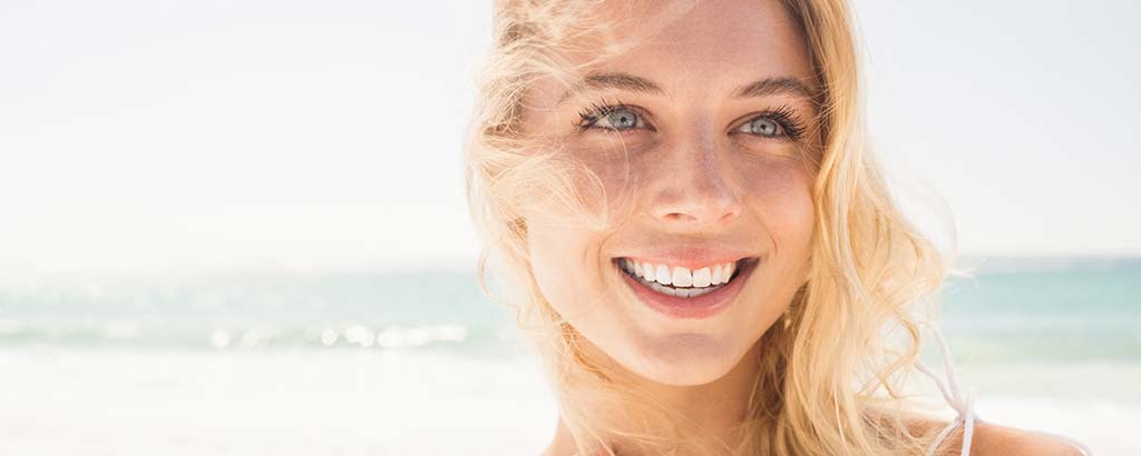 a woman smiles to reveal the work of periodontal cleaning